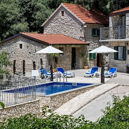 Villa Zora Stonehouses - Private With Heated Pool Makarska