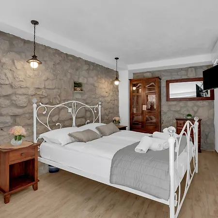 Zora Stonehouses - Private With Heated Pool * Makarska