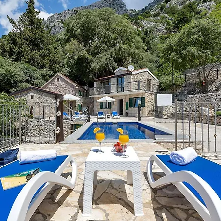Zora Stonehouses - Private With Heated Pool *
