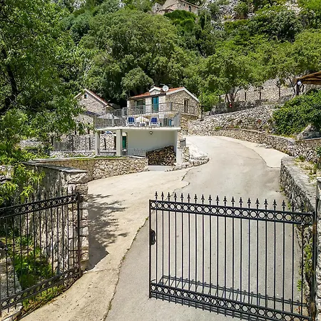 Zora Stonehouses - Private With Heated Pool Makarska