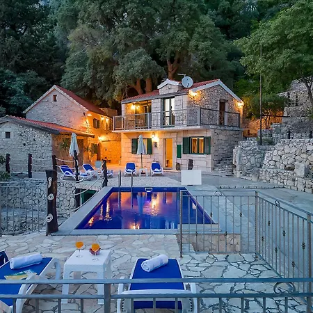Zora Stonehouses - Private With Heated Pool * Makarska